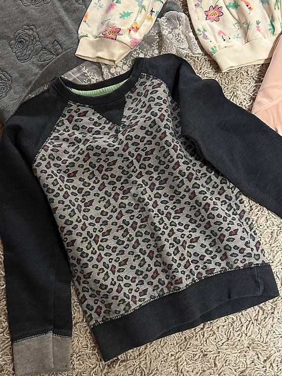 Ensembles coordonnés: 4 Kinderpullover / Sweatshirts  Grösse 104116 – D'occasion à Eschenbach LU par tan_qd5w 1