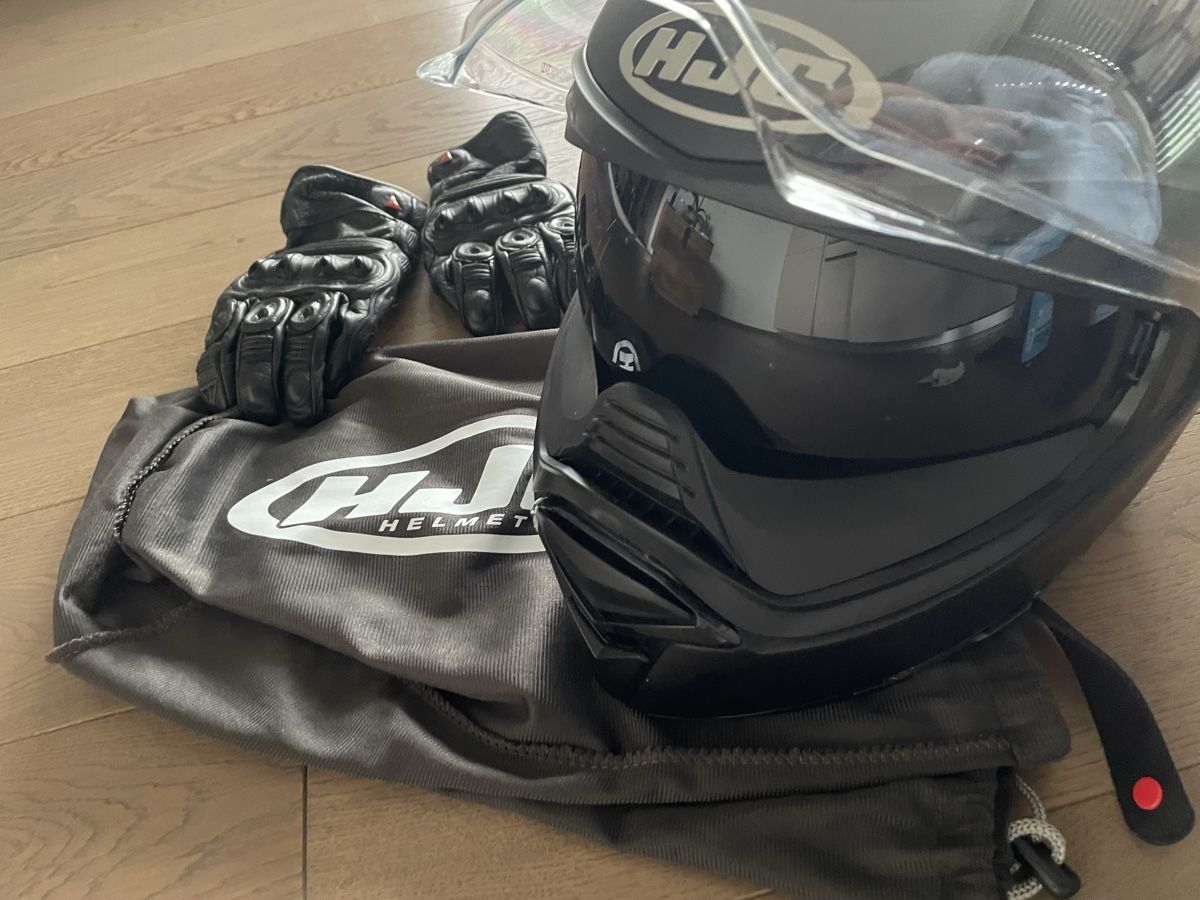 HJC Caschi & visiere: HJC Motorradhelm mit Triumph Handschuhe, Schwarz – Usato da Zürich venduto da jwiet 1