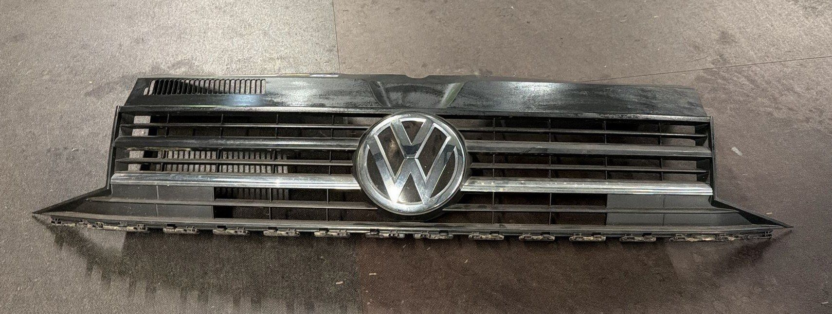 VW Tutti pezzi di ricambio auto: VW T6 Multivan original Kühlergrill – Usato da Flühli LU venduto da Overland_Motors