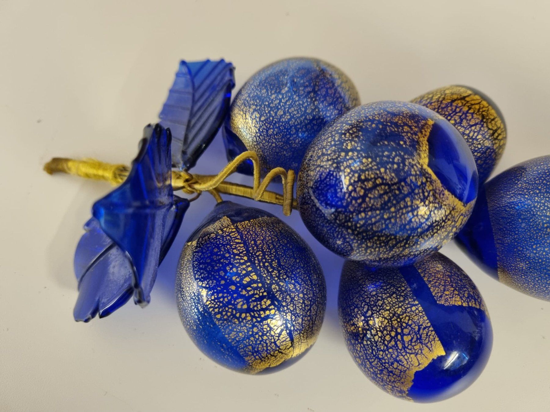 Sculture & Statue: Grappolo uva in vetro soffiato blu cobalto e oro – Usato da Camorino venduto da yponzio
