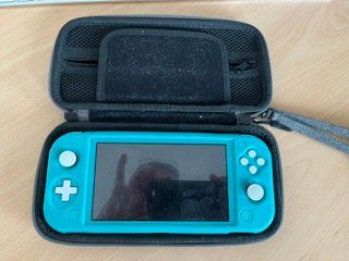 Nintendo Konsolen: Swich Lite Turquoise – Gebraucht aus Thônex von DEEDLE
