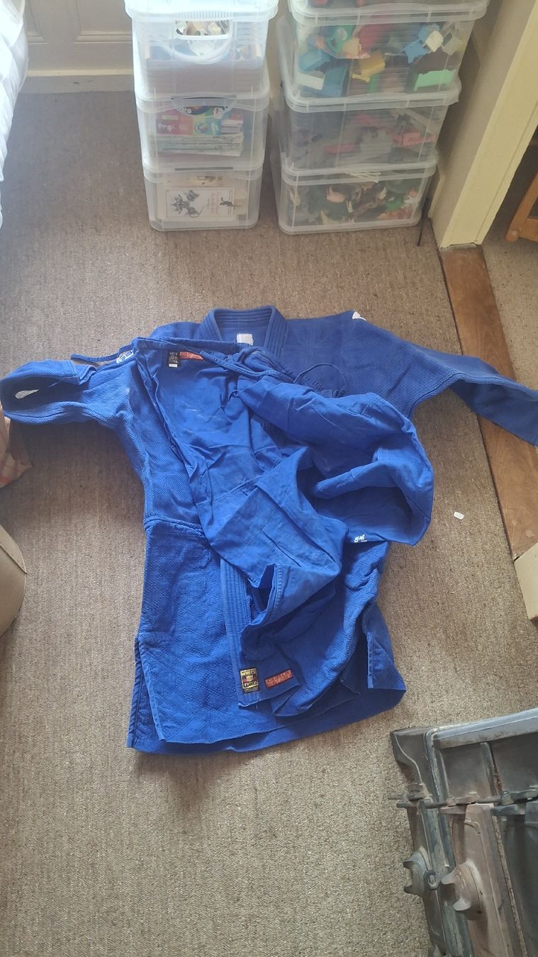 Kimonos: Kimono bleu judo taille 210 – D'occasion à La Chaux-de-Fonds par pes_b9nw