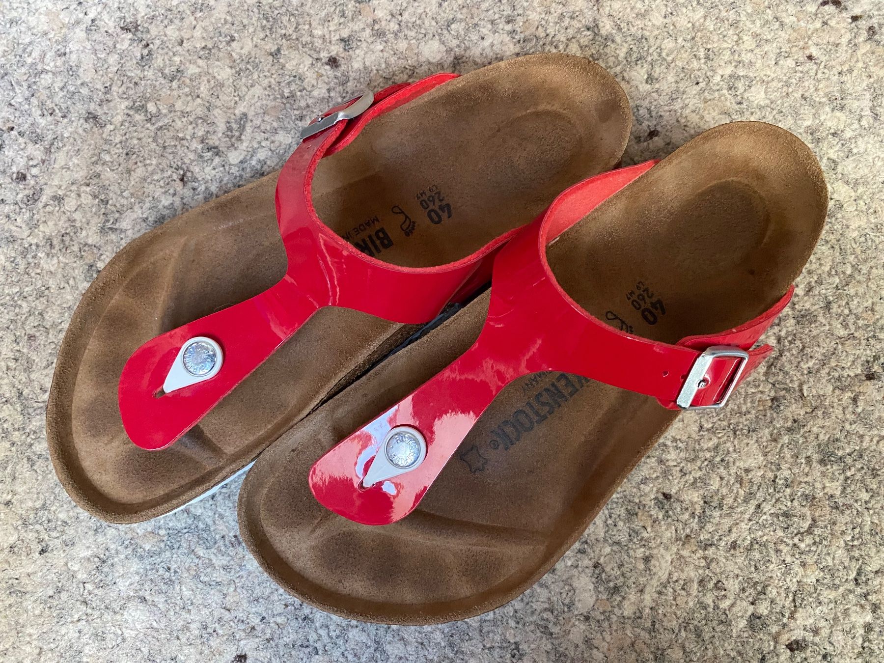 Birkenstock Scarpe da donna: Birkenstock Gizeh rot Lack Gr. 40 – Usato da Wattwil venduto da edel88 1