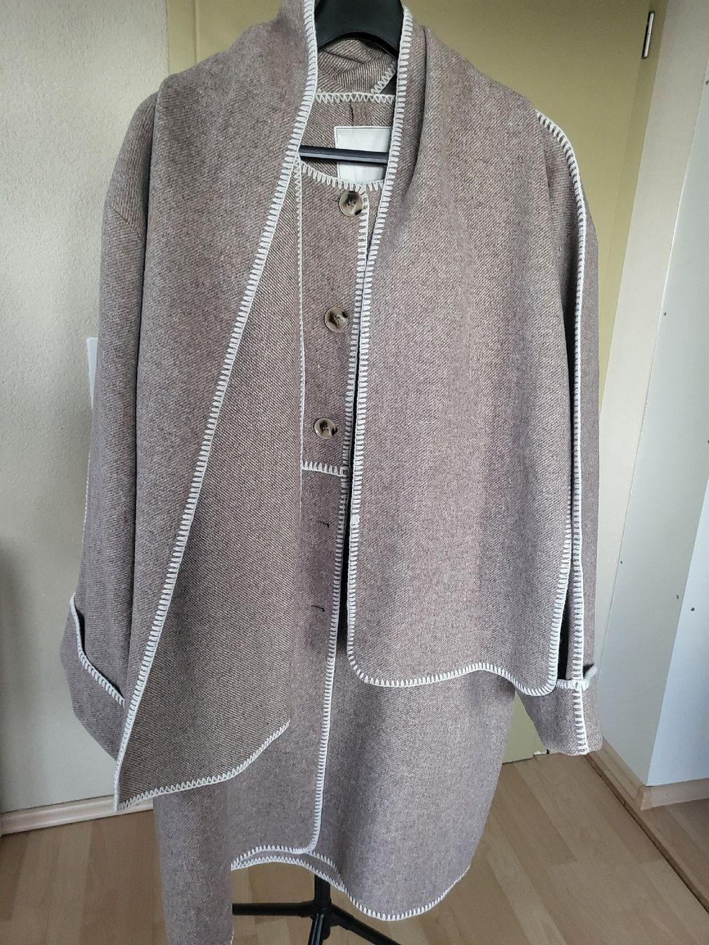 Cappotti: Neo Noir Wool Blend Coat with attached scarf – Nuovo (secondo la descrizione) da Sarmenstorf venduto da zuz_q5kq