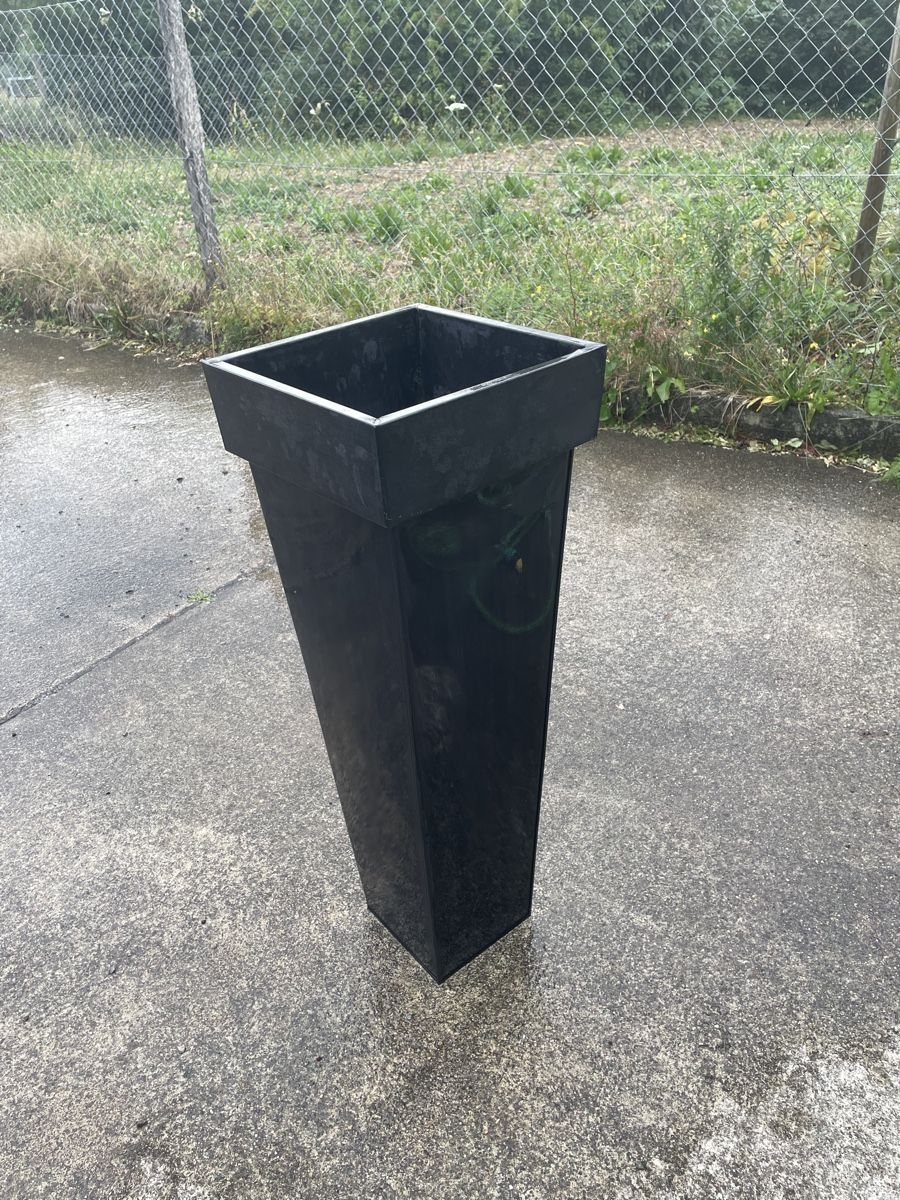 Pots de fleurs: Blumentopf schwarz – D'occasion à Winterthur par minusch777