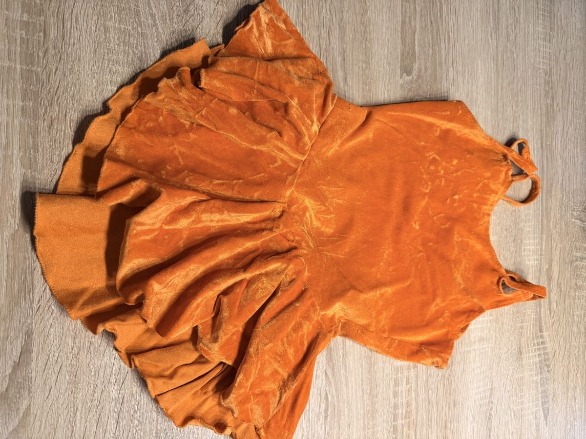 Scarpe, pantaloni & magliette da ginnastica: Samt Kürkleid Orange, Gr. 152! – Usato da Trimbach venduto da Schwaenchen