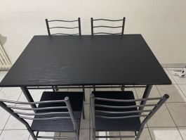 Schwarzer Esstisch mit 4 Stühlen - Komplettes Set!