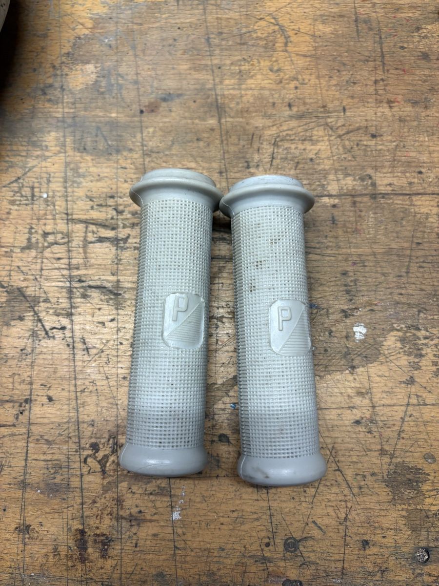 Vespa Alle Rollerersatzteile: Griffe Piaggio 24mm grau – Gebraucht aus Guntershausen von Simone_75 1