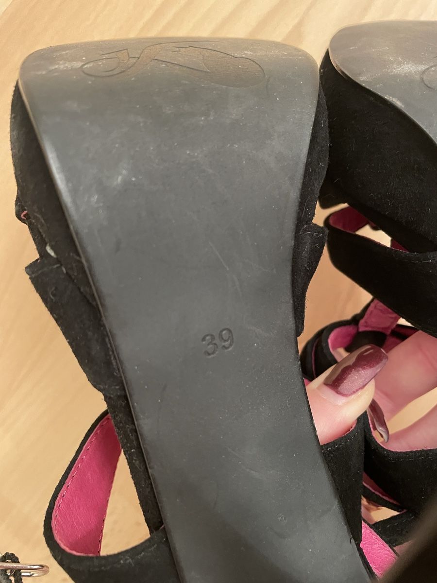 Scarpe da donna: Schwarze Ladystar High Heels Gr. 39, Wildlederoptik – Nuovo (secondo la descrizione) da Meisterschwanden venduto da beauty26. 4