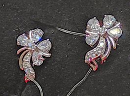 Tres jolies boucles d'oreilles avec zircons