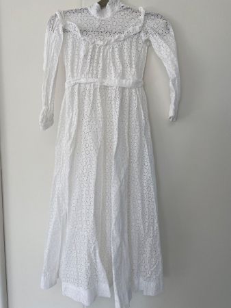 Antikes Erstkommunionkleid St. Galler Spitze  Lochstickerei
