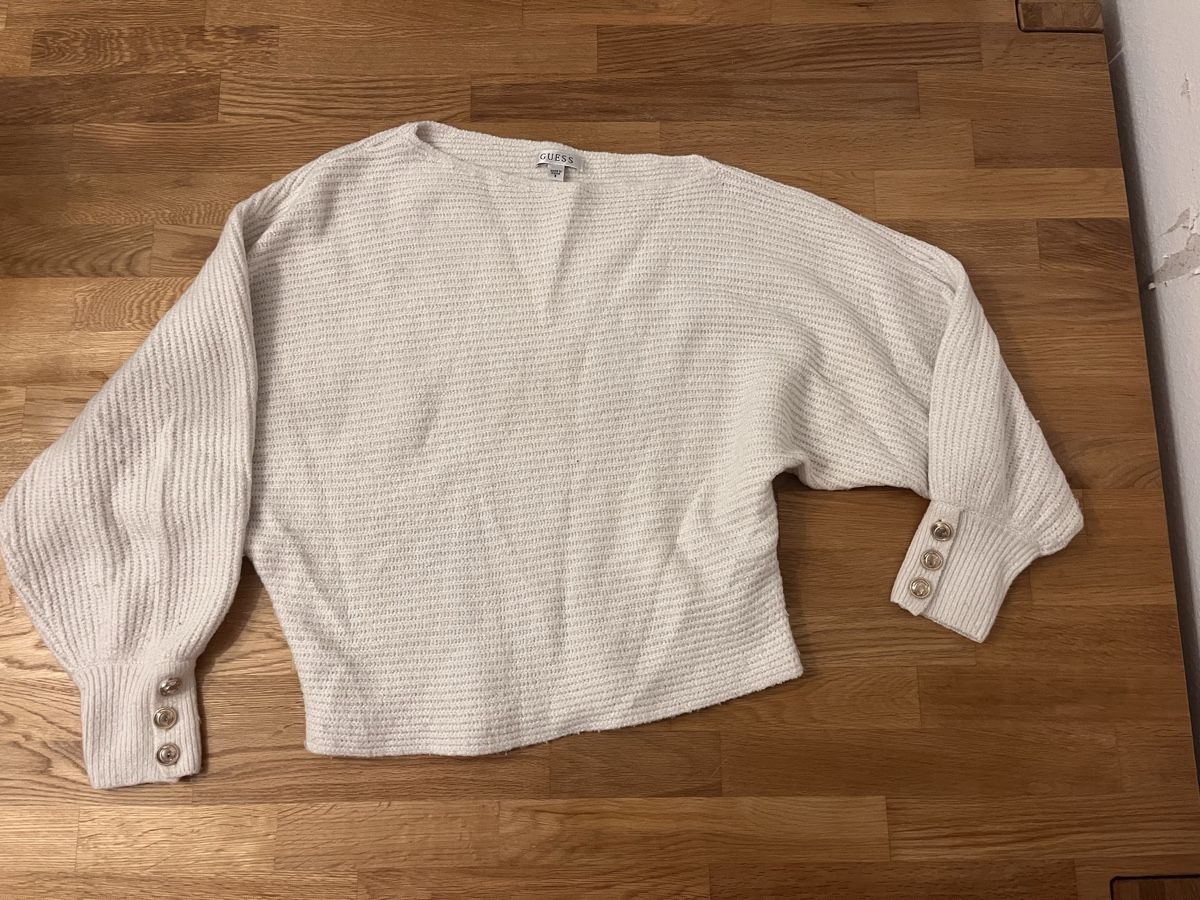 Guess Maglioni & Felpe: Damen Pullover Guess weiss mit Knöpfen – Usato da Zürich venduto da rac_wfc7