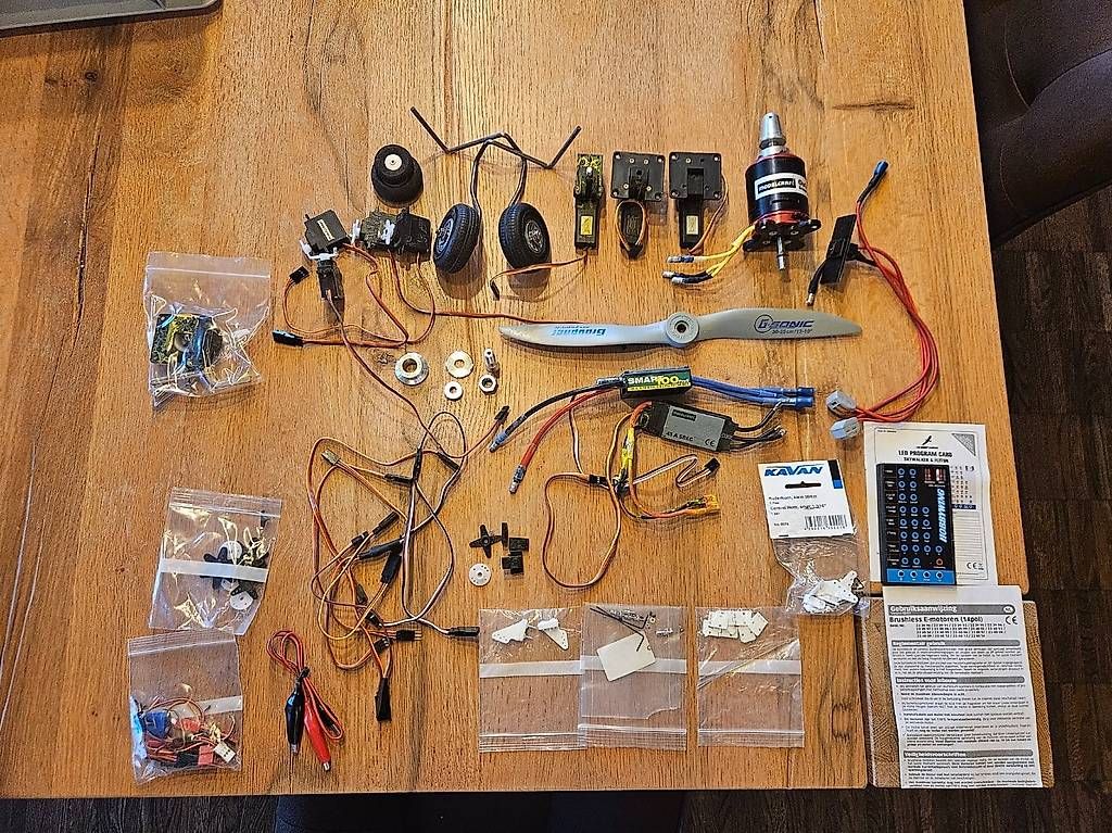 Modellismo RC: Diverse RC Teile / Modellflugzeug-Teile – Usato da Bellach venduto da ivolor517
