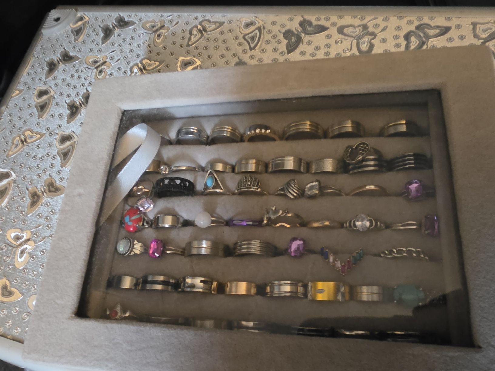 Altri gioielli: Schmuckschatulle mit Ringen, vielseitig, Neu – Nuovo (secondo la descrizione) da Zürich venduto da Onebox 1