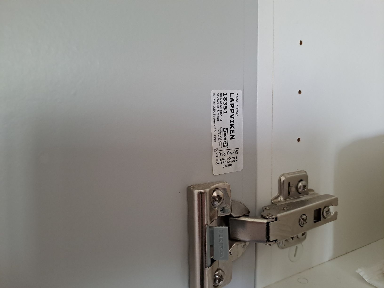 Armadi: Hängeschrank IKEA / armoire murale – Usato da Münchenwiler venduto da Martin_Riedi 3
