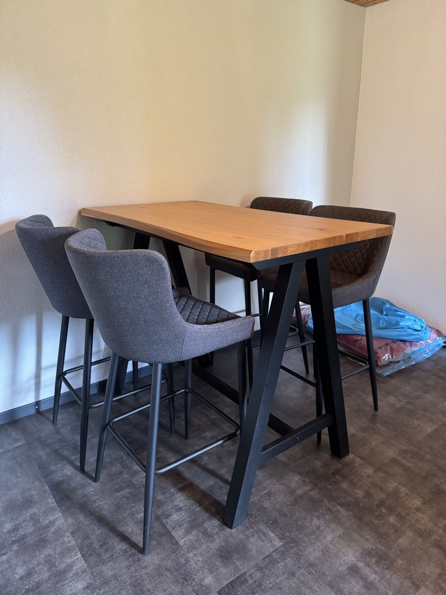 Tavoli: Bartisch mit 5 Barstühlen 71 x 128 cm in Eiche – Usato da Thierachern venduto da jassi92 1