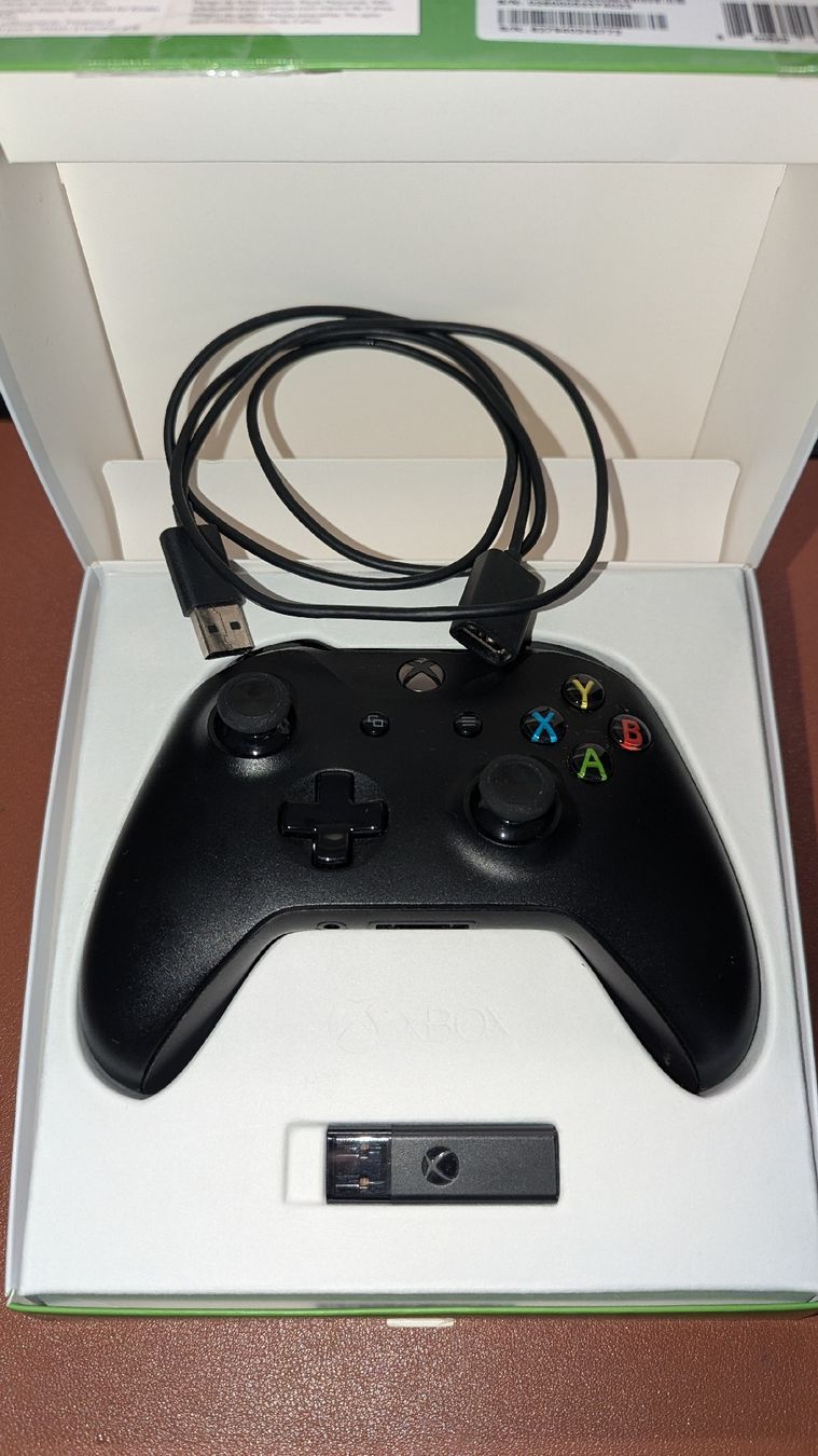 Microsoft Controller: Xbox Controller für Windows 10 (Bluetooth) – Nuovo (secondo la descrizione) da Zürich venduto da RavN 1
