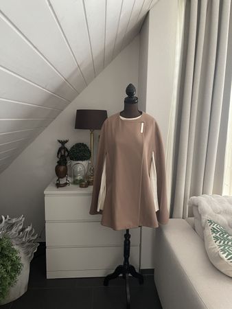 Ted Baker Cape – Stilvolle Eleganz aus hochwertigen Material
