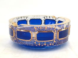 Cendrier Cristal cabochons cobalt rehaussé or. Moser