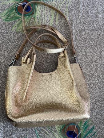 Sac à main Gianni Chiarini doré cuir grainé porté épaule