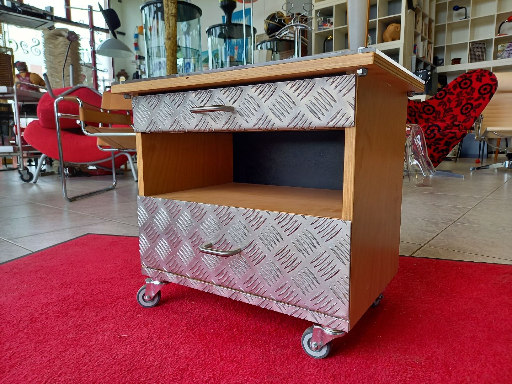 Nachttische: Holz-Riffelblech Night-Stand. Kommode Nachttisch Rollbar – Gebraucht aus Nottwil von Wondewa-Shop 2