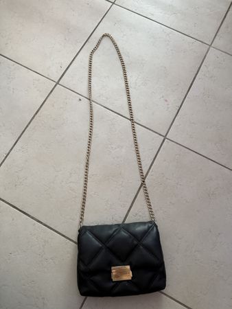 Elegante gesteppte Umhängetasche in Schwarz mit Golddetail