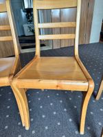 4 Holzstühle, massiv, helles Holz zu verkaufen