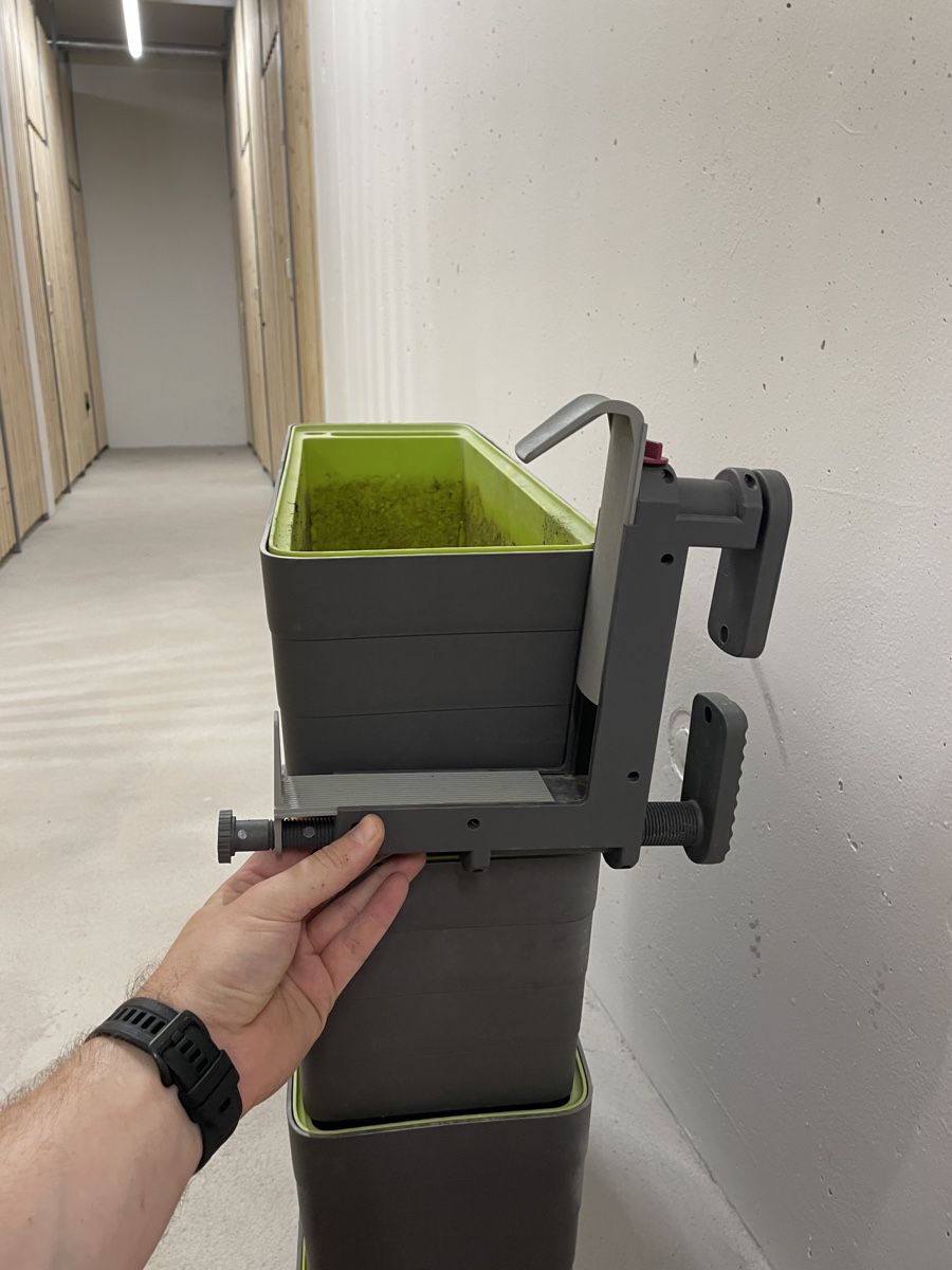 Blumentöpfe: 4 flower pots + holders – Gebraucht aus Au ZH von use_jgn2 6