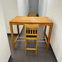 Bartisch mit zwei Barstühlen Holz Eiche guter Zustand