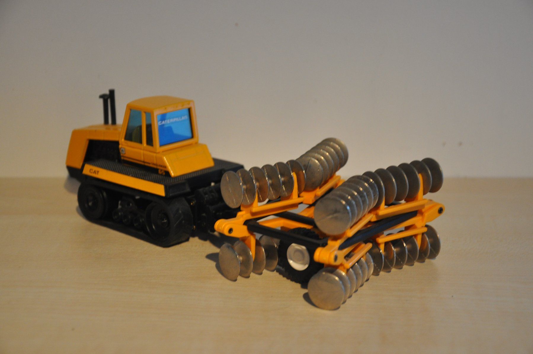 Caterpillar Modellbausätze & Standmodelle: CAT Challenger 65 mit Egge – Gebraucht aus Mitlödi von worker04 1