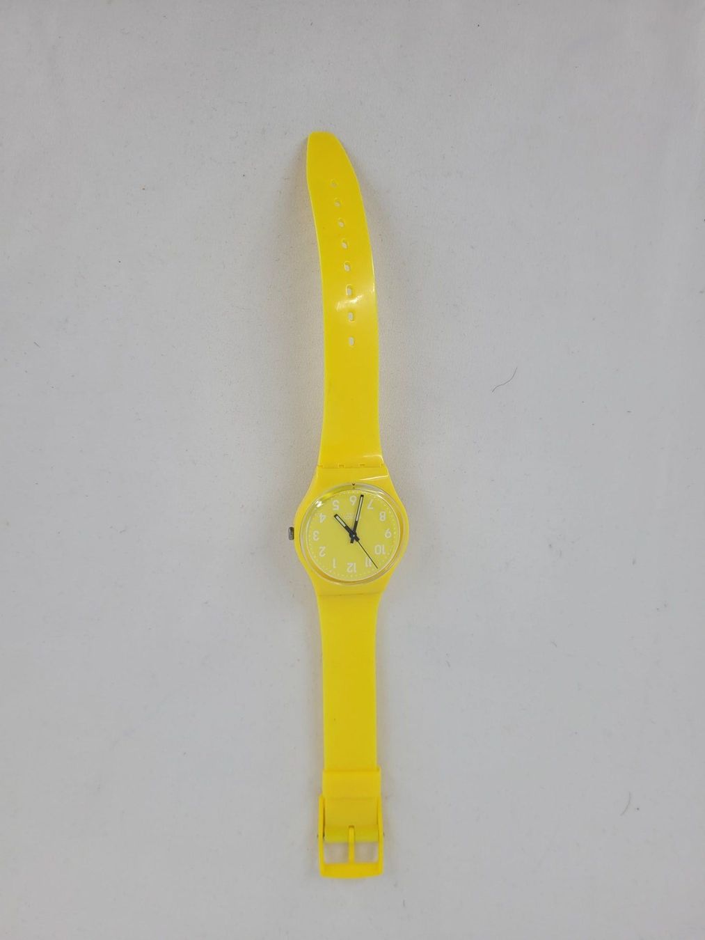 Swatch Uhren: SWATCH Montre jaune année 2009 – Gebraucht aus Lausanne von