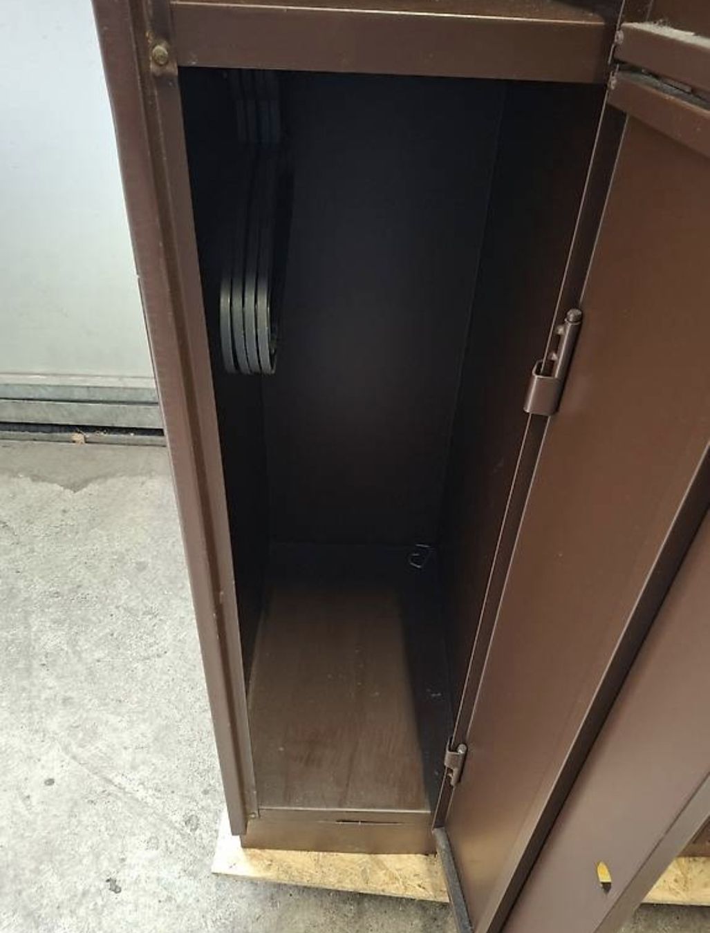 Armadi: Metallschrank – Usato da Winterberg ZH venduto da mel_xn25 1