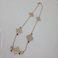 Elegante goldene Halskette mit filigranen Details 539