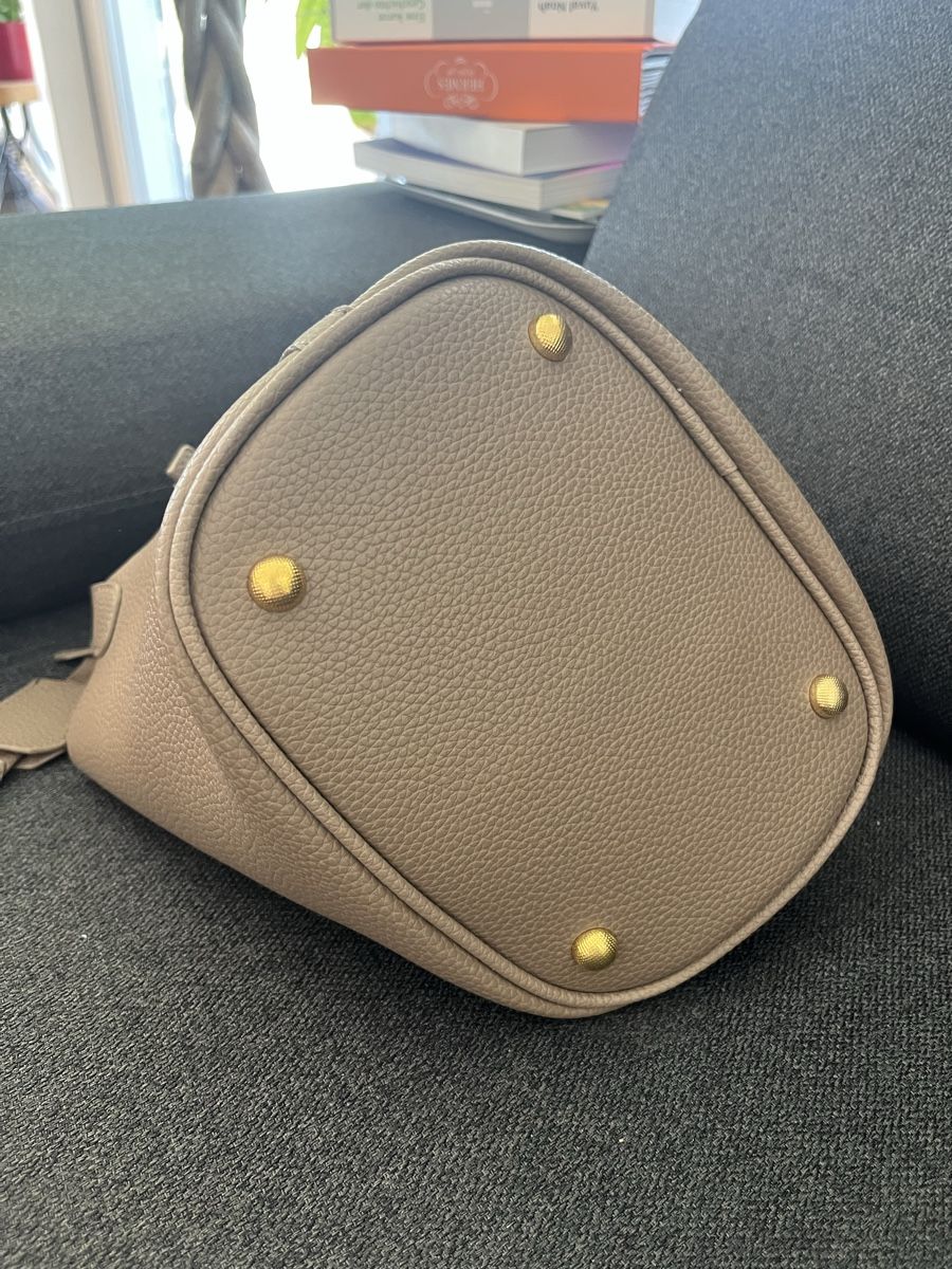 Taschen für Damen: Taupe Soft Bucket Bag with Lock – Neu (gemäss Beschreibung) aus Oberarth von pau_h8rf 8