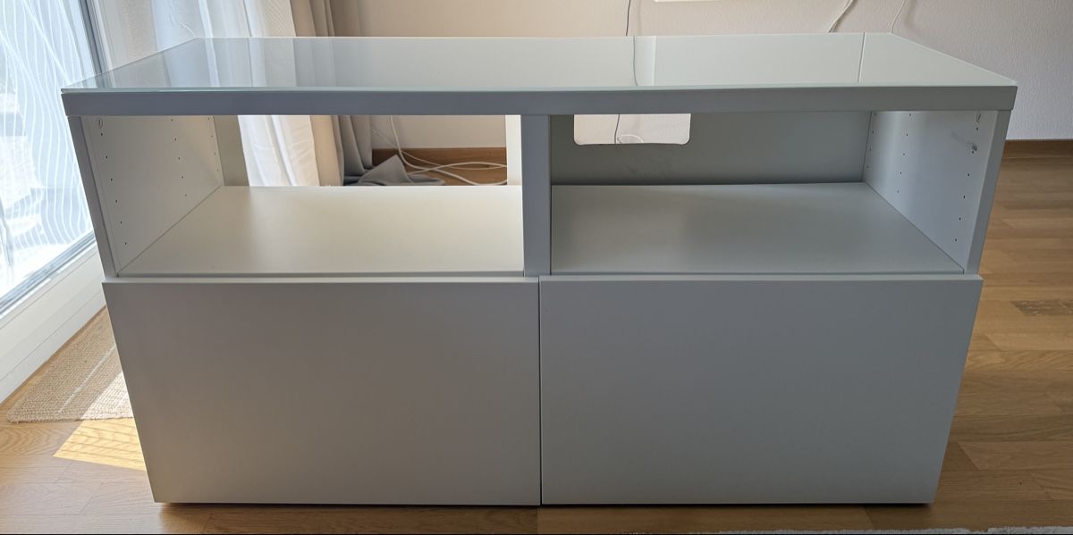 Ikea TV Möbel: TV Lowboard weiss Glasfront – Gebraucht aus Schlieren von sav_vx2b