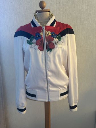 Bomber Maje à perroquet et fleurs brodées, taille 40