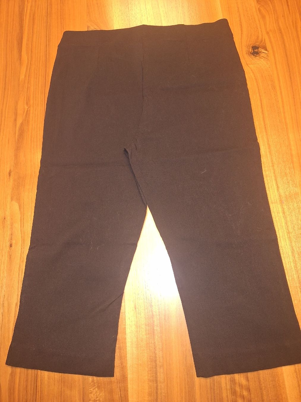 Tchibo Pantaloni: Schwarze Capris "Essentials by Tchibo" Gr. 42/44 Damen – Usato da Heerbrugg venduto da GiuliM19 2
