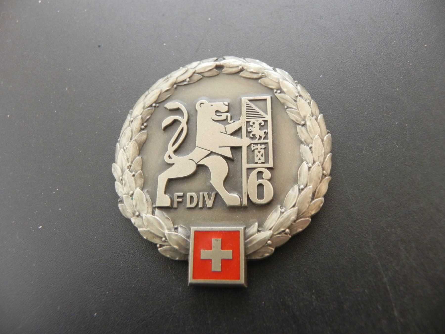 Spille & Fermagli: Beret Emblem Schweizer Armee F Division 6 – Usato da Biel/Bienne venduto da Gogolozi