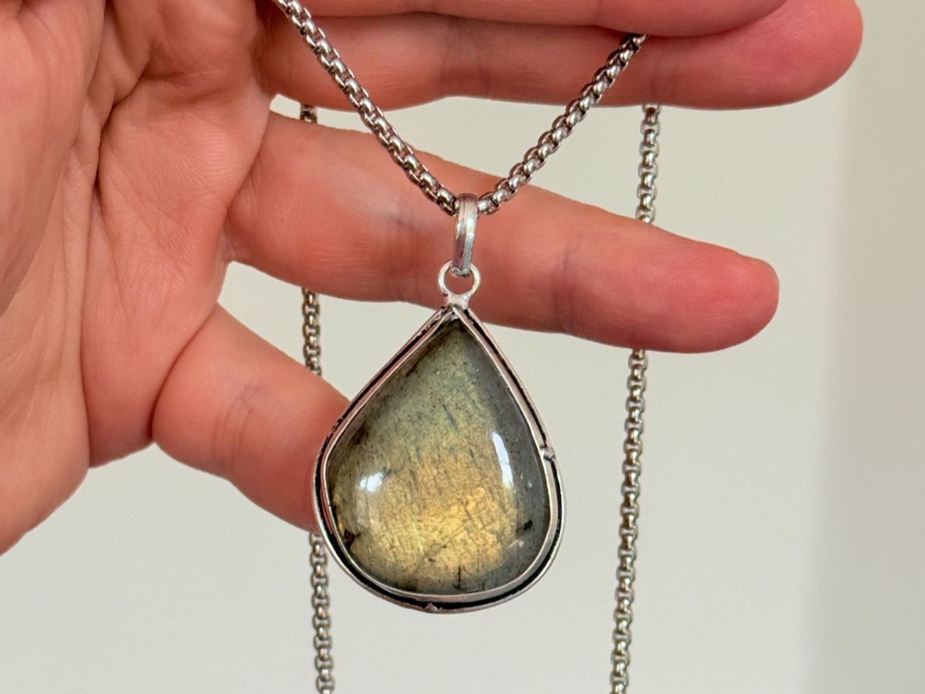 Catenine: Collier avec pendentif labradorite forme goutte argent – Nuovo e nell'imballaggio originale da Genève venduto da AGBERG