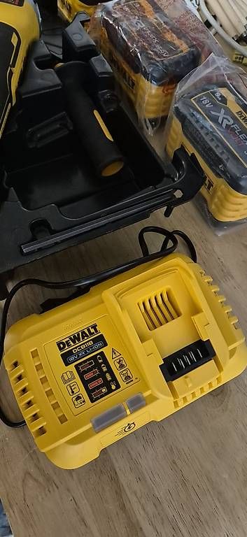 Tutte le macchine: Dewalt DCG405 Winkelschleifer mit 3x 9AH Flexvolt Akkus – Nuovo (secondo la descrizione) da Bremgarten b. Bern venduto da Oropax0 1