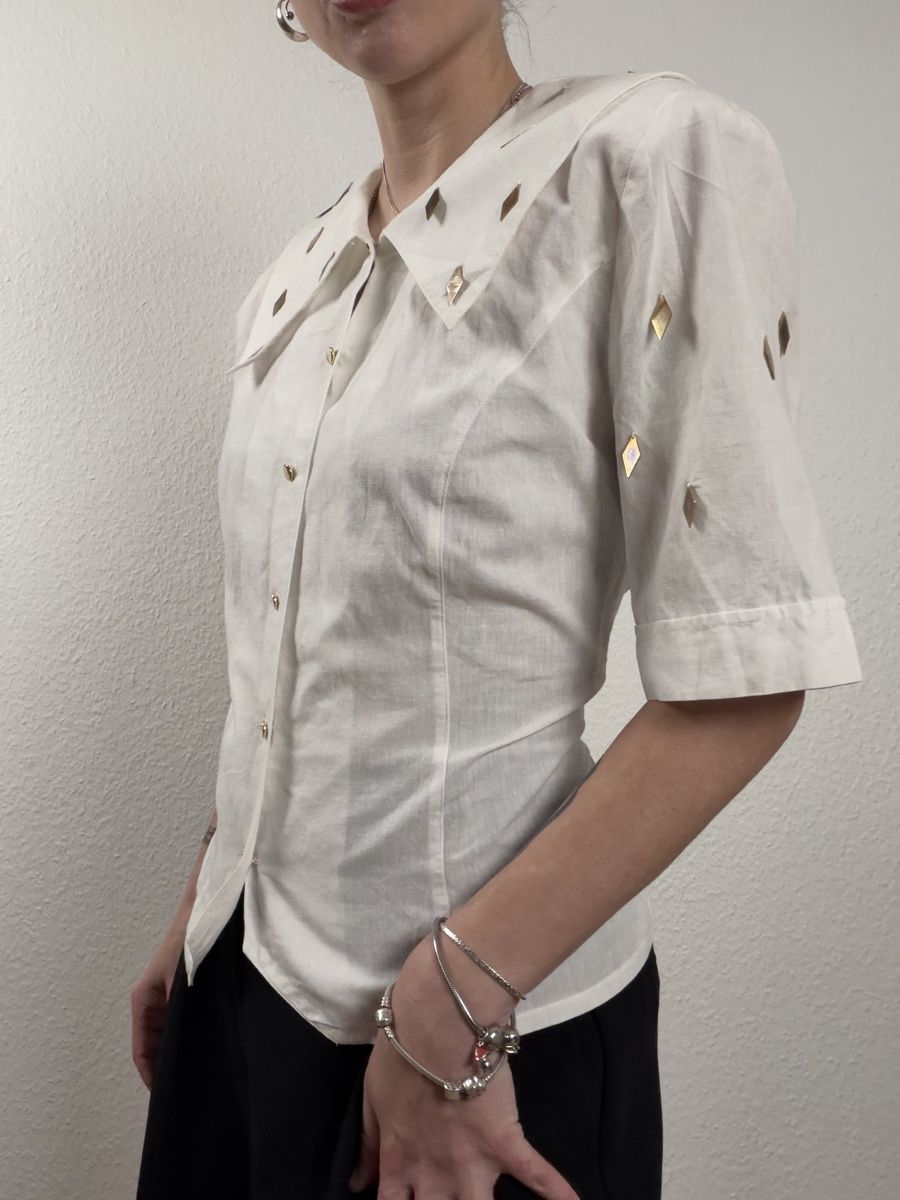 Camicette: Vintage white blouse size 40 with sequins  – Usato da Knonau venduto da Grapesvintage 3
