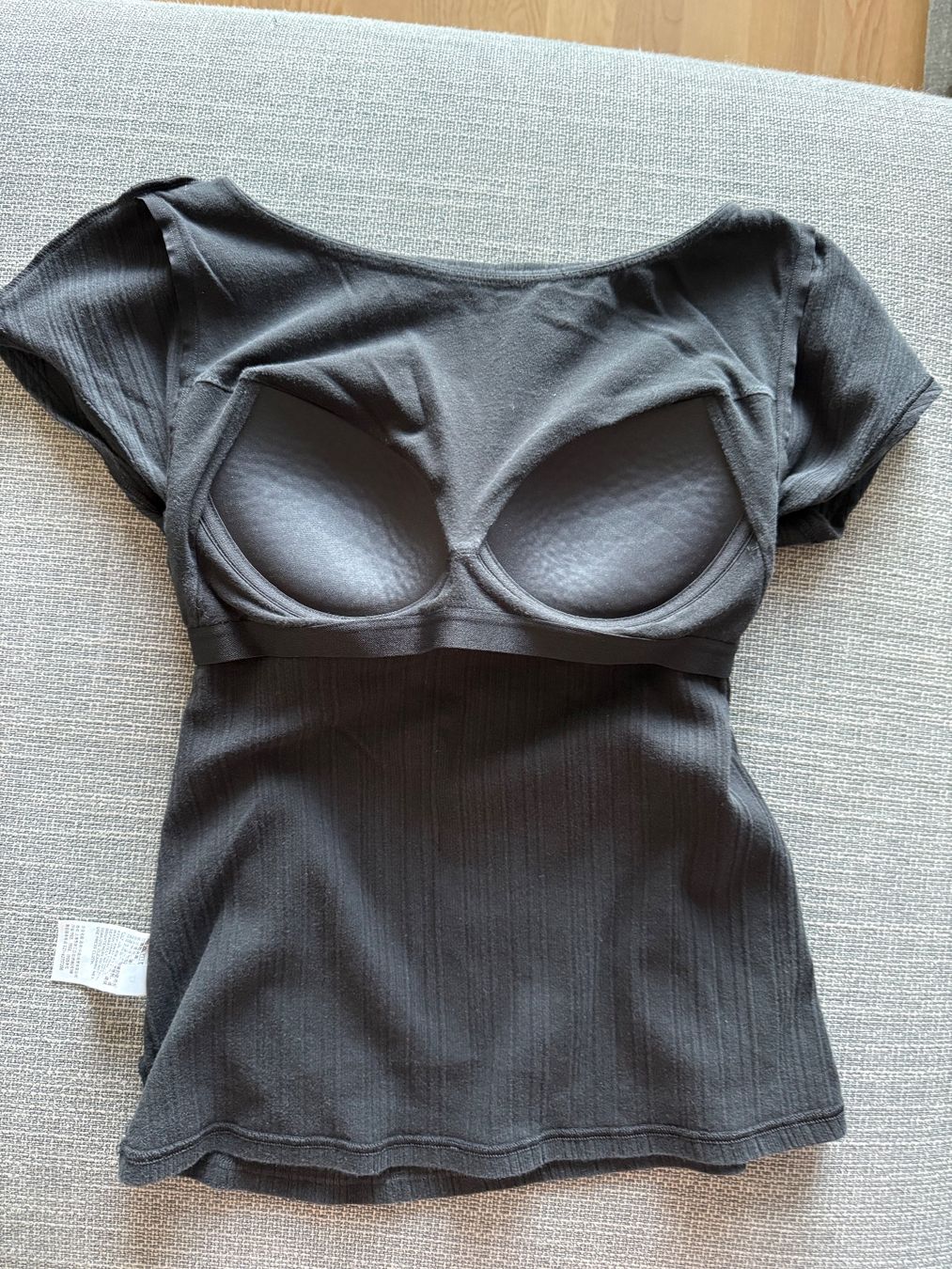 Uniqlo T-shirt: Uniqlo T-shirt with bra – Usato da Dübendorf venduto da zhe_69pd 2