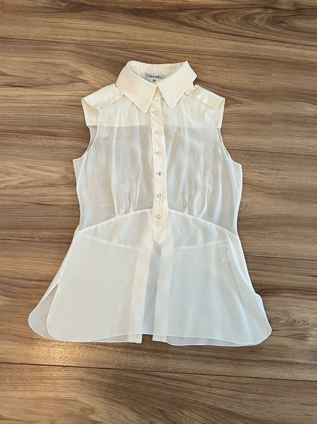 Chanel Camicette: Chanel 100 % silk blouse, size 36, perfect condition – Usato da Arzier Le Muids venduto da oma_w5bq
