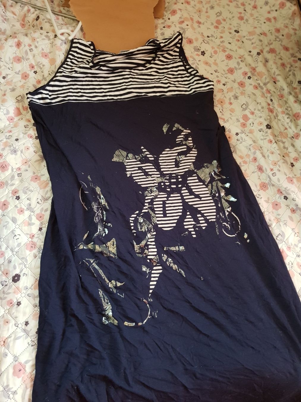 T-shirt: Langes Oberteil mit ansprechendem Blumen-Muster (Lang) – Nuovo (secondo la descrizione) da Thun venduto da Shame