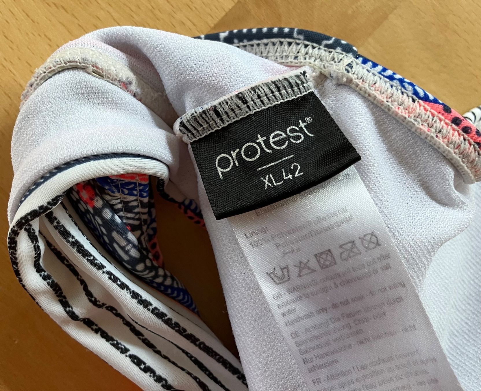 Protest Badekleider & Bikinis: Bikini Oberteil von Protest, Gr. 40/42 – Gebraucht aus Olten von Dickbrave 2