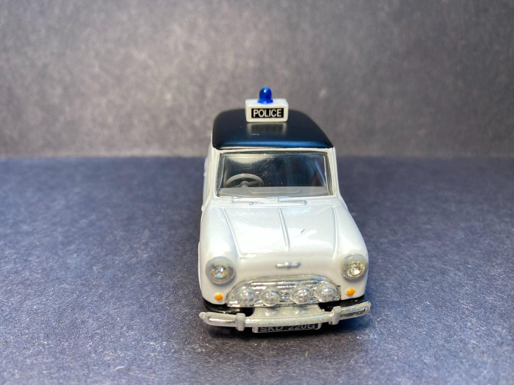 Corgi Toys Modellautos: Mini Cooper, weiss, Police, Corgi 1:43 – Gebraucht aus Spiez von Mlandcruiser 7