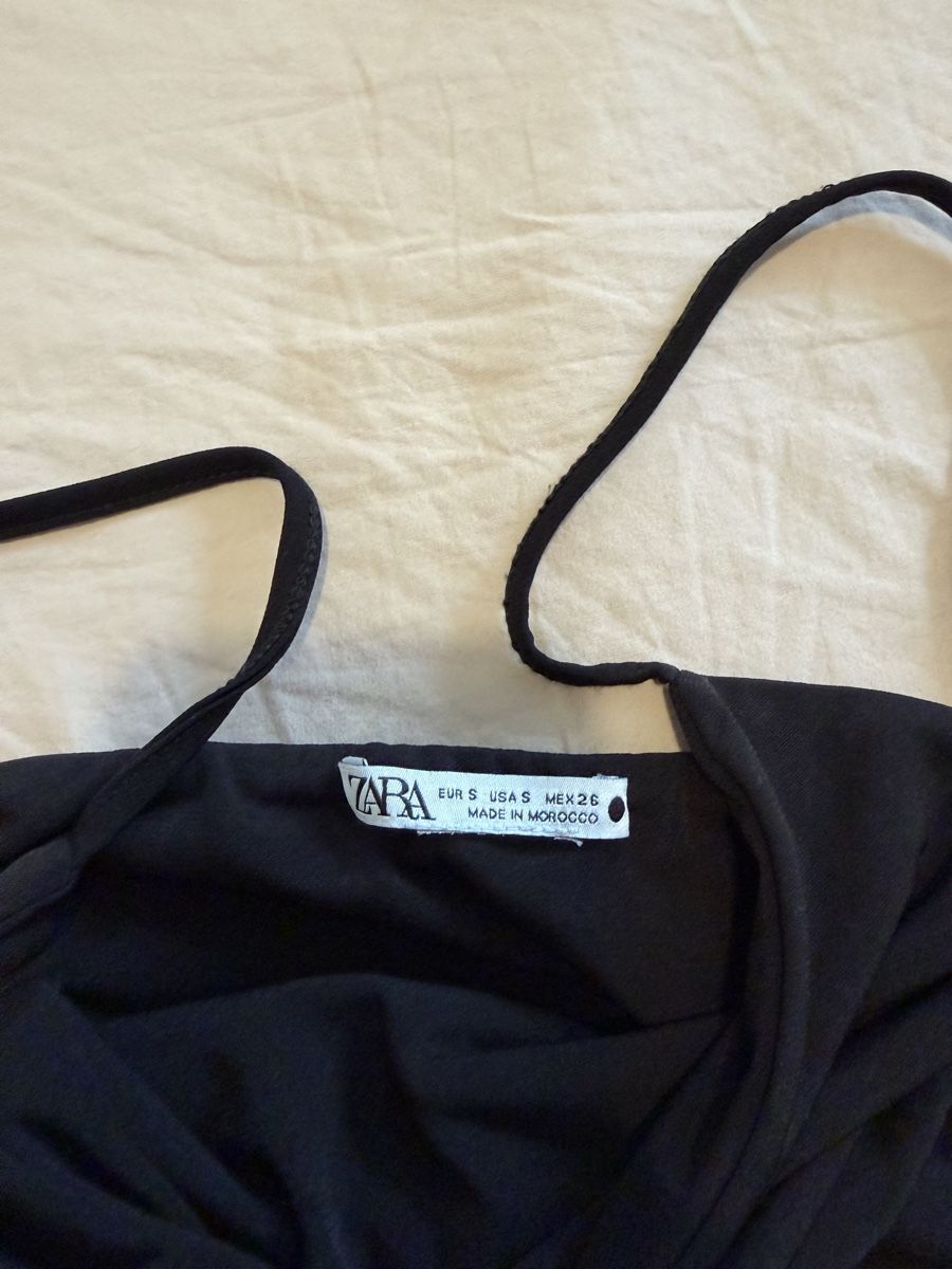 Top: Top noir Zara taille S avec cordon de serrage ajustement – Usato da Grabs venduto da DidiPop290 1