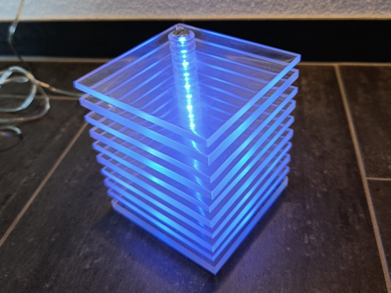 Ikea Lampade: Ikea TYBBLE Plexiglas Tischlampe 2003 – Usato da Wil SG venduto da Donaldus 1