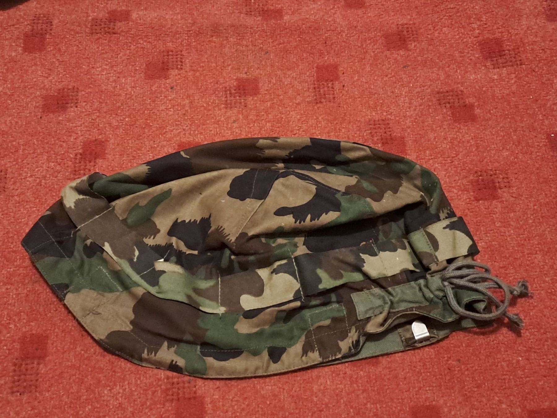 Schweizer Armee Uniformi: Helmüberzug 90, Neuwertig – Usato da St.Gallen venduto da Infanteriewerk 1