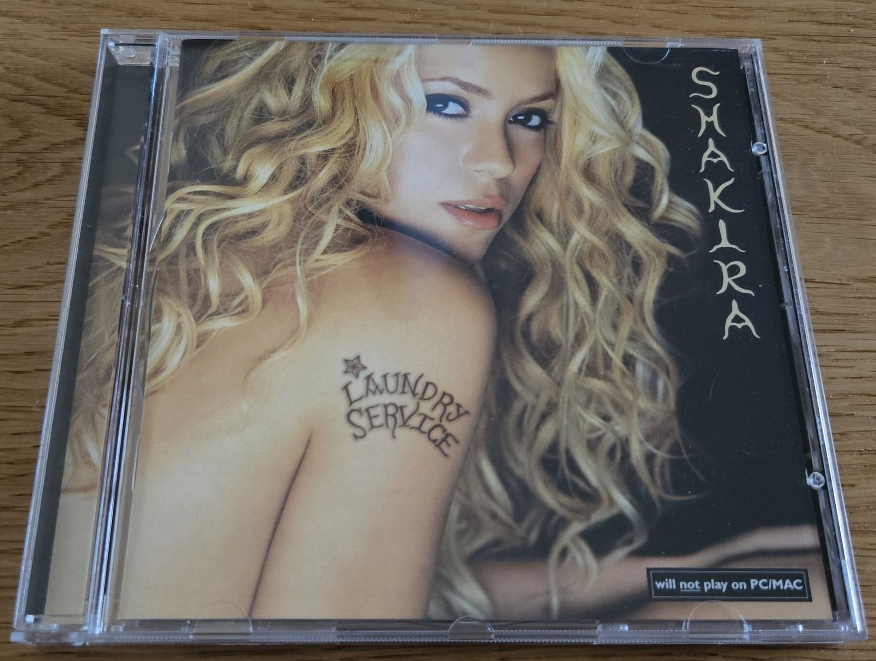 CD: CD Shakira: Laundry Service – Usato da Schaffhausen venduto da asyouwestley